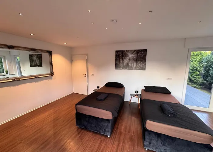 Exklusive Mit Schoenem Garten Und Blick Ins Gruene