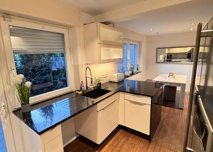 Exklusive Mit Schoenem Garten Und Blick Ins Gruene *