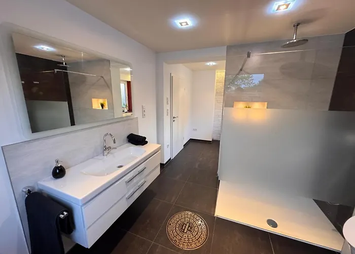 Exklusive Mit Schoenem Garten Und Blick Ins Gruene Гютерсло